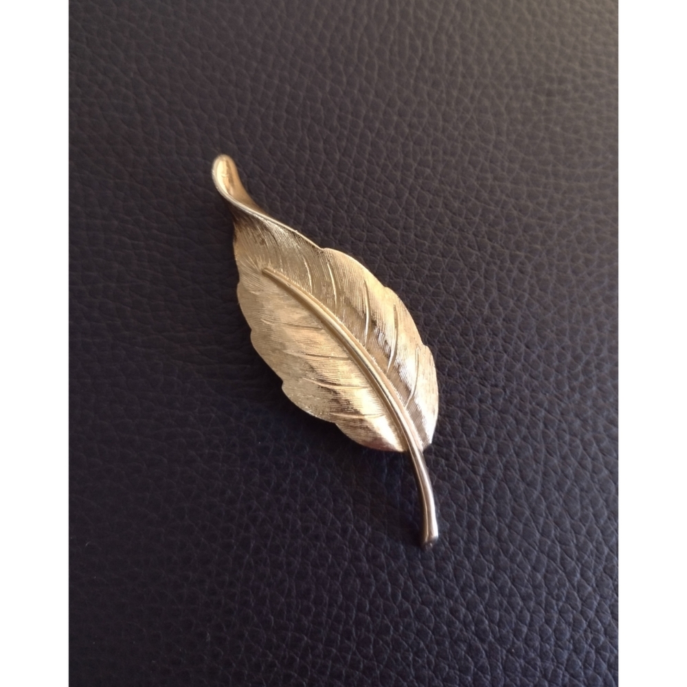 Avon Leaf Gold Brooch Vintage Minimalist